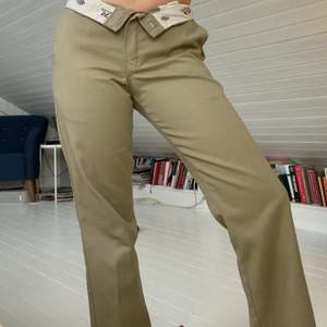 Säljer dessa trendiga dickies byxor i beige färg💕kommer inte riktigt ihåg storlek men skulle säga att dom är 36/38 (kan mäta midjemått etc vid intresse). 