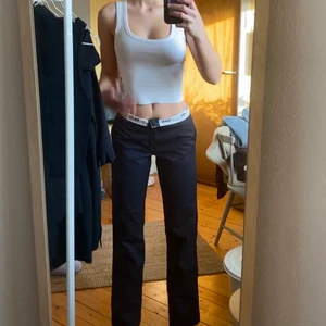 Dickies - Skitsnygga Dickies byxor som tyvärr inte kommer till använding. Köpta på beyond retro och knappt använda, är i väldigt bra skick! Man kan både ha dem mer lowwaist som på bild 1, eller som vanligt som på bild 3. Ej säker på storleken på dem, men passar nog mellan 34-36 beroende hur man vill att de ska sitta! Skriv för fler bilder elr frågor! 💗