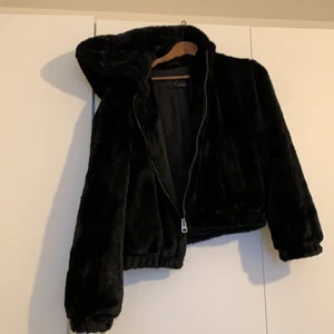 Skitgosig faux/fake pälsjacka - Världens mysigaste och gosigaste höstjackan från pull&bear. Köptes i staden Lille (Frankrike) hösten 2019. Använts 2 dagar, så i princip helt ny. Är i en storlek L, men passar perfekt för mig som har XS/S och vill ha en oversize fit. 🥰 om du vill mötas läggs det till 38kr. 