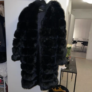 Päls jacka - Helt ny pälsjacka lite oversize strl S/M aldrig använd köpt för 2500 kr! Den är varm och perfekt inför hösten/vintern. Fakefur men ser ut som äkta päls. 