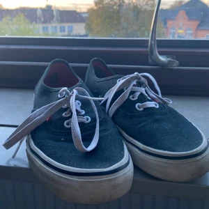 Vans-sneakers - Svarta vans-sneakers i storlek 38. Sparsamt använda då de är för stora. Inga defekter men lite smutsiga då de legat så länge. Pris kan diskuteras vid snabb affär. 