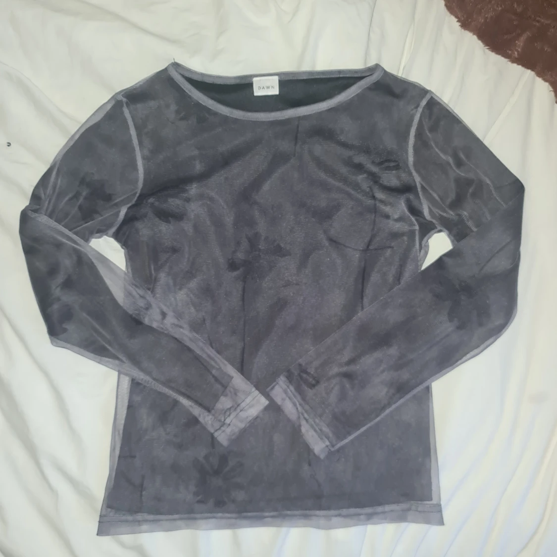 Grå svart meshtopp med blommotif