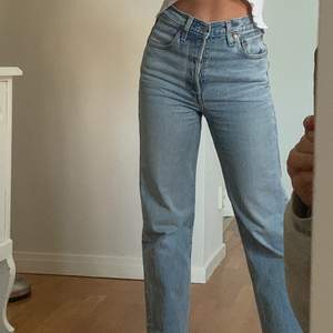 Jättefina högmidjade Levi’s jeans i modellen ”Rib cage straight” som tyvärr har blivit för små för mig (inte jag på bilden)🥲 så därför behöver de nu en ny ägare!!😍 superbra skick, köpta för ca 1000 kr! 