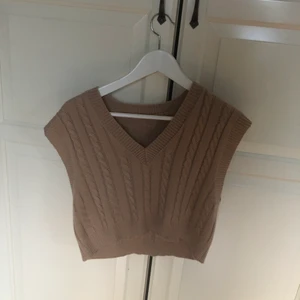 Stickad väst - Skön & trendig stickad väst. I storlek S. Men som tyvärr inte kommer till användning längre. För fler frågor så är det bara att skriva. Obs! Frakten ingår ej!💕🌤