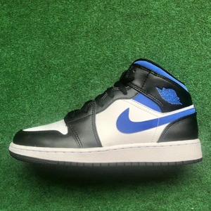Jordan 1 Mid ’White Black Royal’ - Tillgängliga storlekar: 37.5(SÅLD), 38, 38.5(SÅLD), 39(SÅLD). Samtliga par är helt nya.  1500kr/par + eventuell frakt                                                                           
