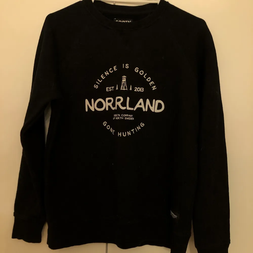 en jättefin norrlands hoodie i super fint skick,inte använd många gånger alls utan jag har bara inte andväning av den längre! i storlek Xs men jag som är S kan också ha den utmärkt!💖. Hoodies.