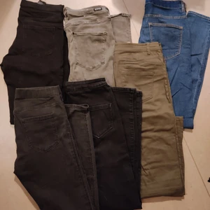 Jeans - Sex par, alla i stlk ~38. Två av dem är mer som jeggings (ingen dragkedja fram). Alla har rätt bra med stretch. 