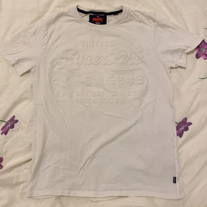 SuperDry tröja - SuperDry med sina SuperDyra kläder🥵🤑👕! En tröja som passar väldigt slim fastän den är i M! Texten är lite cool dock för den är i 3D