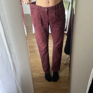 Kostymbyxor strl 38 - Kostymbyxor från Vero Moda. Beställda från Sellpy men passar inte mig. OBS är 180 cm lång!