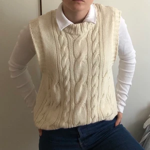 Stickad väst, Storlek S, Ginatricot - Mysig och skön stickad väst från Ginatricot. Ca ett år gammal men aldrig använd. Kontakta gärna vid intresse. Frakt ingår redan i priset!