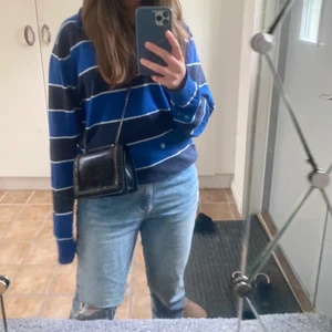 Randig tröja - Randig tröja som är köpt här på Plick! Första bilden är min egen och andra är hon jag köpte den av💕  Finns ett litet hål men man ser inte det när man har på sig tröjan.