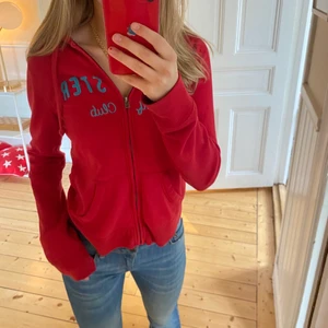 Kofta - Cool hollister kofta som är jätteskön. Storlek M, tycker den sitter bra på mig som brukar ha xs-s oftast. Frakt tillkommer 