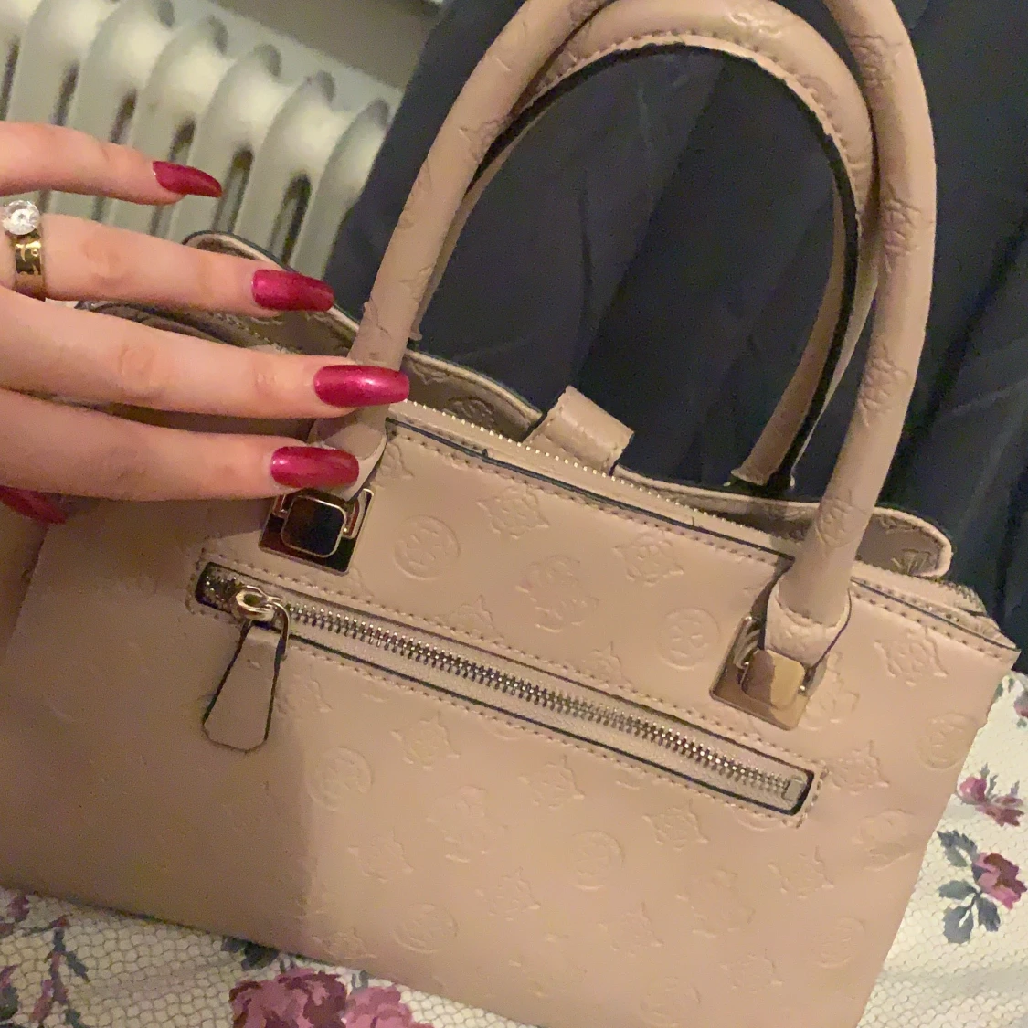 Beige Guess väska  - 90