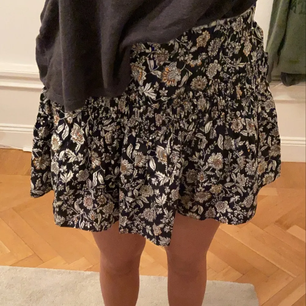 Jätte fin mönstrad mini-kjol från Zara i strl xs (passar även s) . Resor i midjan, medelhög midja. Jätte bra skick! Men. Kjolar.