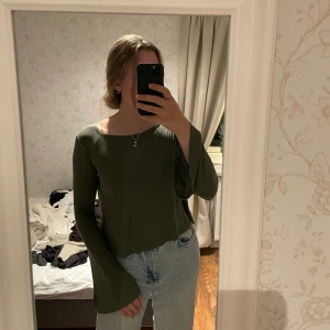 Fin och bekväm tröja i militärgrönt - Säljer min fina och väldigt bekväma tröja i militärgrönt. 