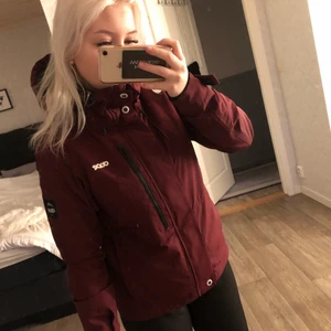 Fin dopejacka - Säljer nu min dope jacka i mycket bra skick. Använd några gånger. Luft hål under armarna som man kan justera med dragkedja. Snöskydd. Mellanvikts vaddering mellan värme och prestanda. Passar perfekt nu när det börjar bli lite kyligare!😁