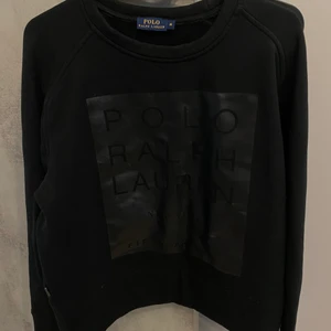 Varm tröja Polo Ralph Lauren - Polo Ralph Lauren tröja i varmt material perfekt nu när vintern kommer 🥶 storlek M 