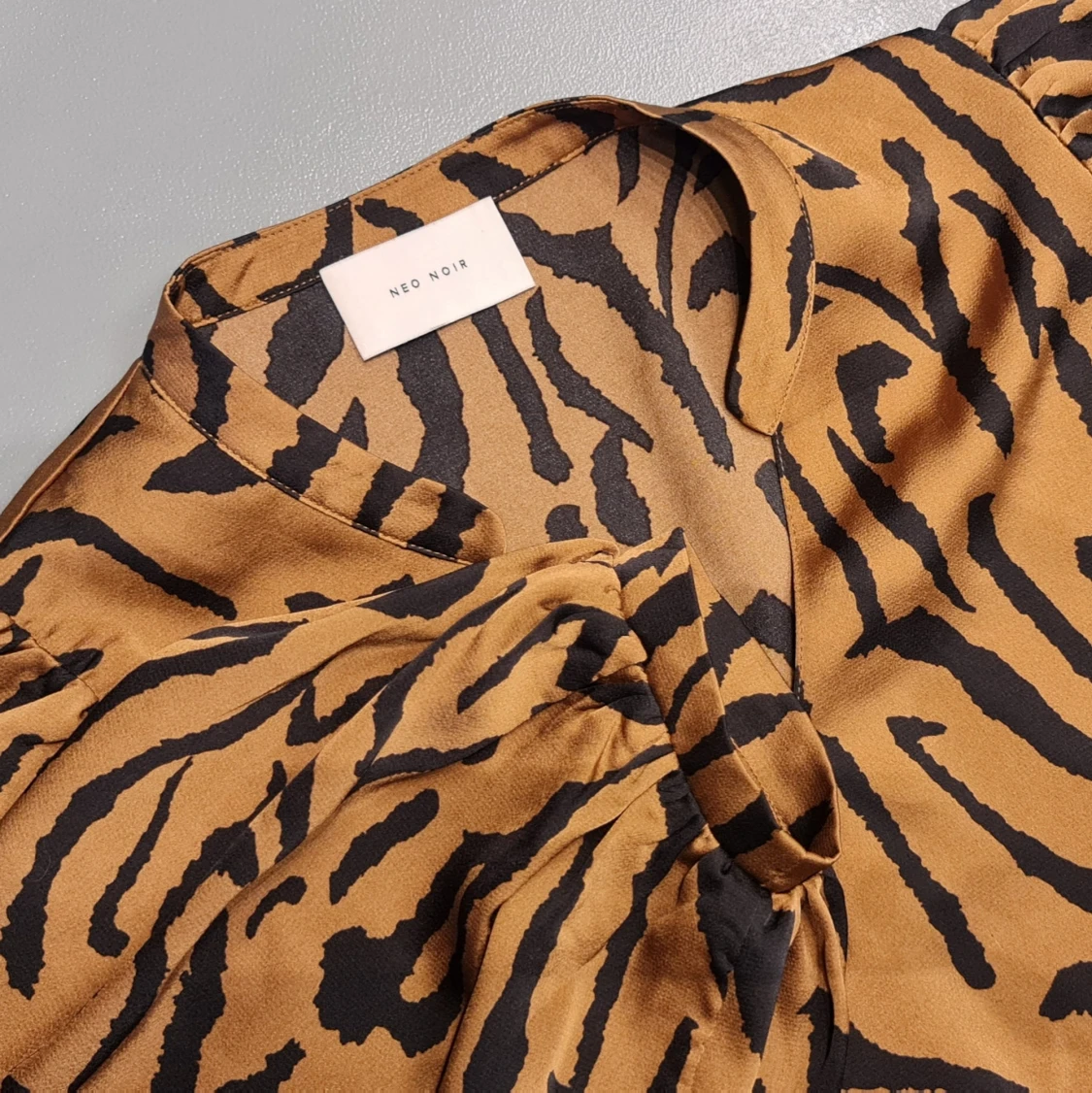 Mönstrad blus med puff/ballongärm - 91