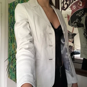 Vit läderjacka - Vit läderjacka i väldigt bra kvalitet, inga tecken på användning finns. Gjord i riktigt läder men köpt på stadsmissionen. Vill egentligen inte sälja den men den är en aning för liten för mig