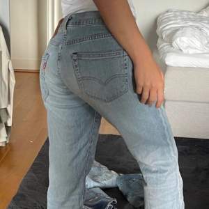 Säljer mina vintage Levis jeans som helt enkelt inte längre kommer till användning! De är lågmidjade och sitter som en smäck! Så sjukt sköna och perfekt i längden för någon som är 165-175 men funkar även för kortare:)❤️ sitter perfekt oversized på någon som är 34-38 !!säljer även ett annat par Levis!!
