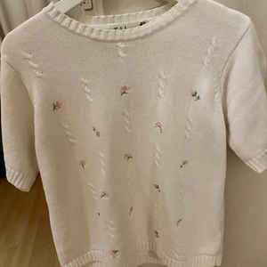 Stickad t-shirt  - Stickad T-shirt med små blommor på💓
