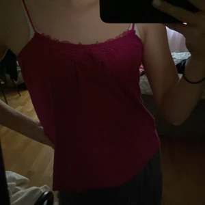 Rosa topp med spets - Superfin topp i strl XS. Fin spets vid ”kragen”. Aldrig använd