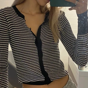 Kofta! - Jättefin kofta ifrån zara i storlek M, jätte fint skick! (använd en gång) 