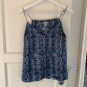 Linne  - Aldrig använt linne från hm i blått ormmönster. 