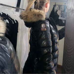 Parajumper jacka - Intressekoll, säljer för 2500kr + frakt. Skriv om för mer info! Nypris 14 000, äkta läder och päls.