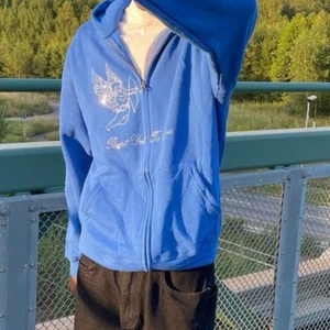 Blå hoodie med stenar<3 - Intressekoll på min väldigt fina blåa hoodie, köpt för 556 kronor och tänkte sälja om jag får bra bud, knappt använd och säljer för att den inte kommer till användning, jättebra material och mysig.💓