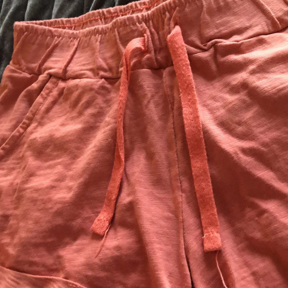 Rosa shorts, från lindex. Strl 128 men är lite stor i storleken. Använd få tal gånger!. Shorts.