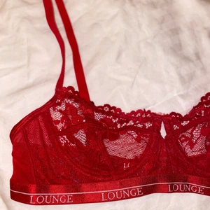 LOUNGEUNDERWERE - Rött underklädesset ifrån loungeunderwear. Super fin färg och nästan helt oandvänd!! Säljer då trosorna och bh:n blivit för små! Köpt dirket både topp och trosor för 500kr+ frakt!!❤️