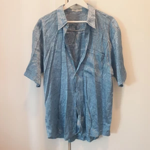 Vintage skjorta - Härlig blå skjorta i silkestyp. Fungerar för flera storlekar, S-XL. Jag har inget strykjärn till hands men efter lite strykning är den ännu bättre 
