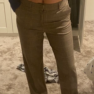 Kostym byxor från Zara - Snyggaste kostym byxorna från zara!! Perfekt till hösten och kallare årstider🤗🤗 aldrig använda, finns inte kvar på hemsidan😋💓 går över skon på mig som är 174:)) klippbara om du är kortare😇😇😇