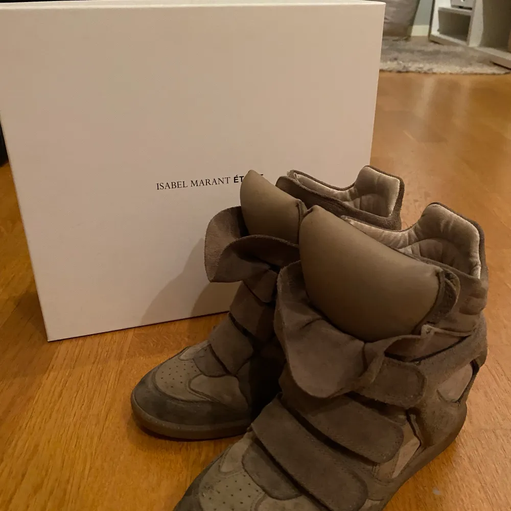 Klassiska Isabel Marant skor i modellen Bekett. Lite smutsiga, syns dock inte så mycket då de är grön/bruna. Går att rengöra om så önskas annars! De är något små i storleken, jag har normalt storlek 36 i skor. Nypris ca: 4300 k. Skor.