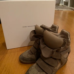 Isabel Marant Bekett sneakers - Klassiska Isabel Marant skor i modellen Bekett. Lite smutsiga, syns dock inte så mycket då de är grön/bruna. Går att rengöra om så önskas annars! De är något små i storleken, jag har normalt storlek 36 i skor. Nypris ca: 4300 k
