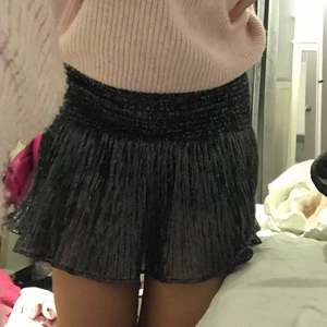 Zara kjol - Glittrig kjol från Zara! Storlek M men insydd för att passa S/M. Passar de flesta eftersom att den är stretchig. Buda från 250kr eller köp direkt för 300💞 Frakt tillkommer på 66kr!