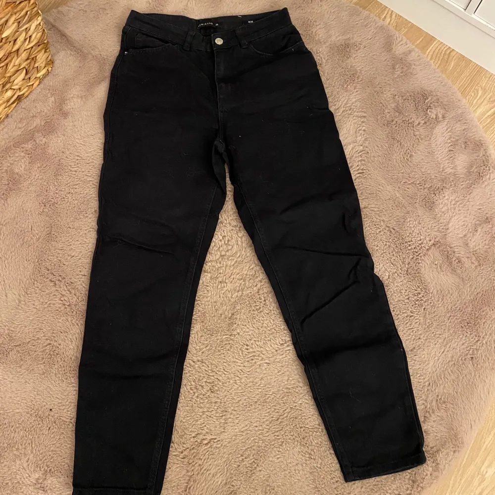 Svarta mom jeans som använd få gånger. . Jeans & Byxor.