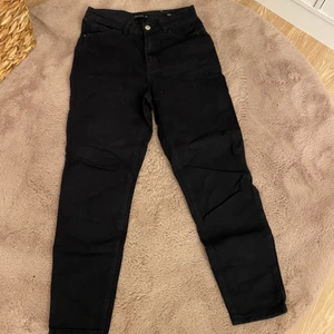 Jeans  - Svarta mom jeans som använd få gånger. 