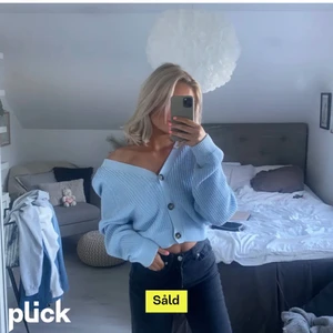 Kofta - INTE SÅLD!Säljer denna super fina kofta då ja köpte den på plick men tyckte inte riktigt de va min stil! Lånade bilder från tjejen jag köpte av❤️skriv för fler bilder