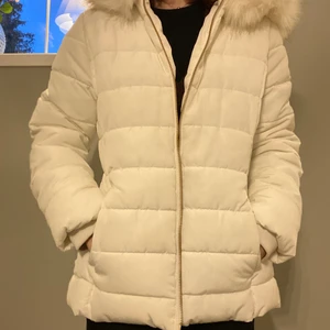 Vinterjacka even&odd strl 38 - I princip oanvänd vinterjacka från Even&Odd. Pälsen är avtagbar. Jackan är i vanlig vit och bild 2 är bäst representation av färgen. Detaljerna är guldiga. Köparen står för frakten <3