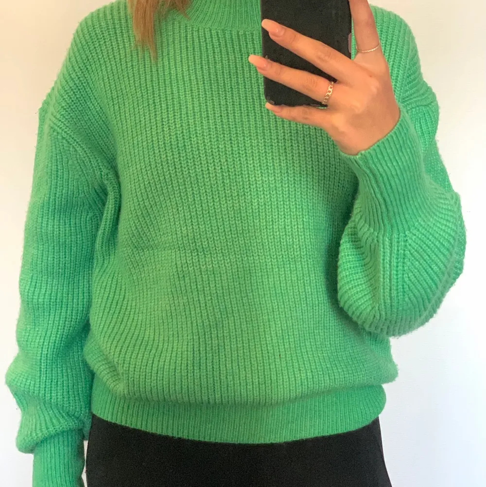Grön stickad tröja från H&M🤗  (köparen står för frakten). Tröjor & Koftor.