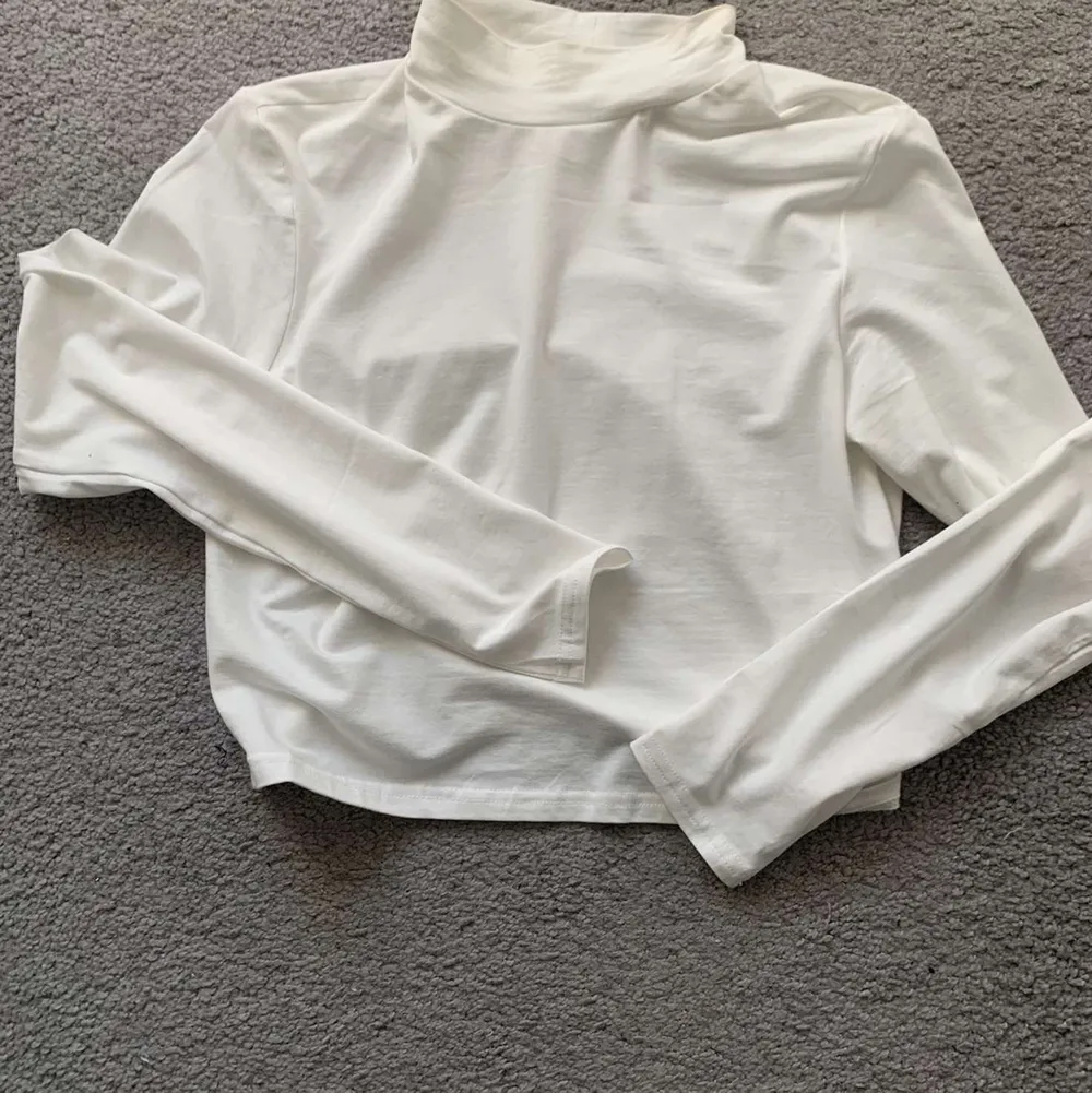 En skit snygg polo tröja som jag aldrig har använt! Rensade garderoben och hitta den och tänkte att nån annan kanske kommer ha mer användning utav den😝. Toppar.