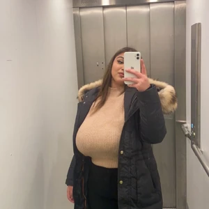 Storlek 36 - Hej! Säljer min vackra jacka som är tyvärr liten för mig just nu faktiskt. Pälsen e äkta, Priset kan diskuterasz