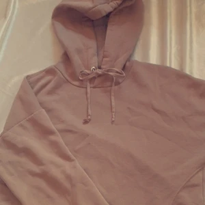 Beige hoodie  - Säljer denna beiga croppade hoodien ifrån lager 157, i nyskick. Köparen står för frakten, hör av dig vid frågor🐌 priset går alltid att diskutera vid snabb affär🤗