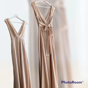 NLY EVE klänning - Nelly klänning i superfiiiin puder rosa färg som skimrar!! Använd endast en gång i ca 2 timmar. Nypris 899kr. Inga fläckar, hål etc, som ny. Storlek 36 men passar även 34