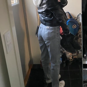 Gråa Jeans - Säljer dessa gråa skitsnygga jeans från zara!! Dom är slutsålda på hemsidan. Använda ett par gånger men i mycket bra skick. Säljer då dom inte kommer till så mycket användning.