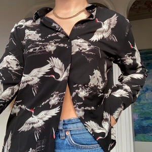 Blus - Skitsnygg luftig blus med fint mönster från Rut&Circle! Knappt använd och i väldigt bra skick, storlek S. Köparen står för (spårbar) frakt! 