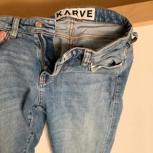 Low wasted jeans från Karve med hål som sitter snyggt