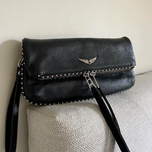 Zadig Voltaire  - Säljer denna snygga Zadig Voltaire clutch väska. Inte använd alls mycket utan i topp skick!!! Köptes för 1700kr och mitt pris är 1000kr. Bara att ställa frågor om det skulle vara något. Man får plats men mobil, plånbok o nycklar och annat smått⭐️